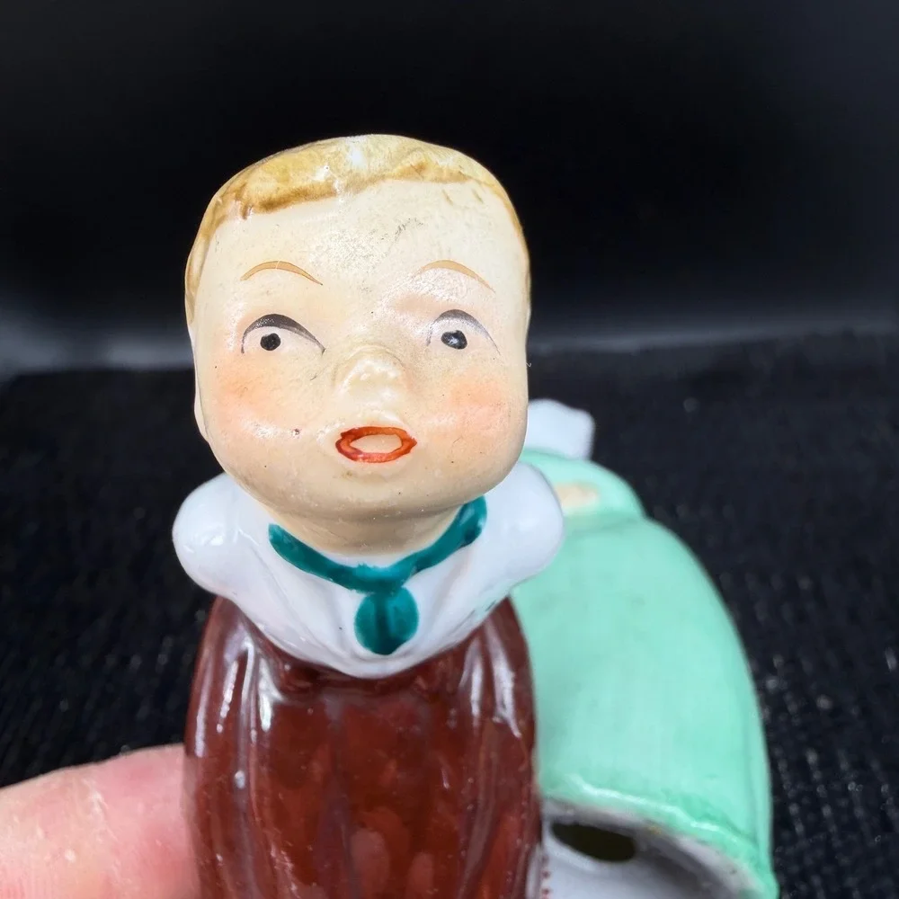 Vintage‎ Dutch Kissing Boy and Girl Figurine set 2 Ceramic Made in Japan Decor